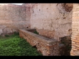 03169 ostia - regio i - insula xii - caseggiato dei triclini (i,xii,1) - hof - porticus - ostseite - 4. raum - becken - suedseite - 01-2024.jpg